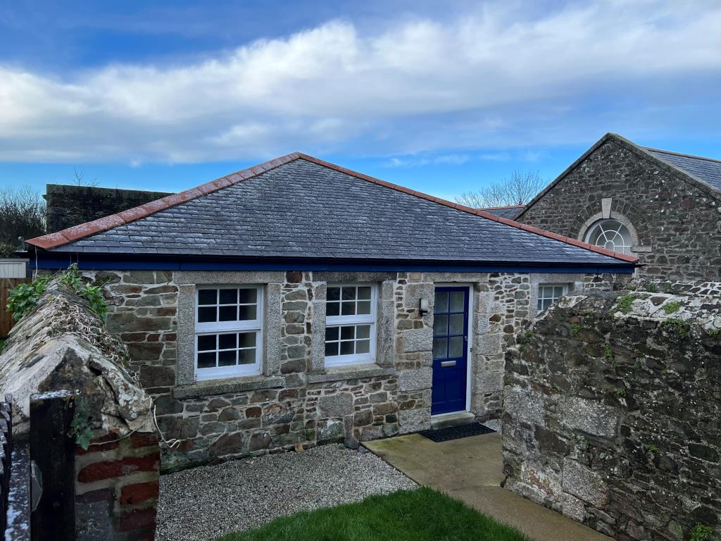 Lot: 66 - SEMI-DETACHED THREE-BEDROOM BUNGALOW -